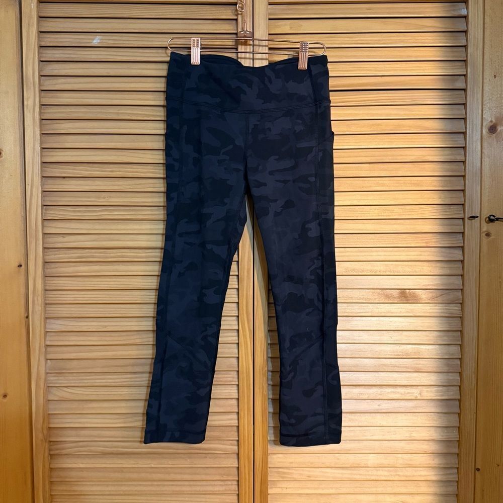 Lululemon black Camo crop Leggings size 4